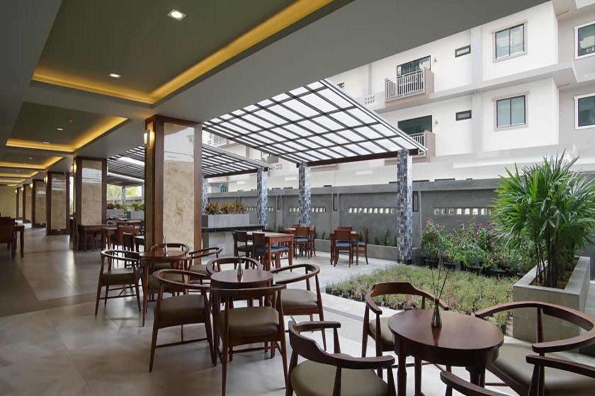 Carunda Hotel Sattahip Bagian luar foto